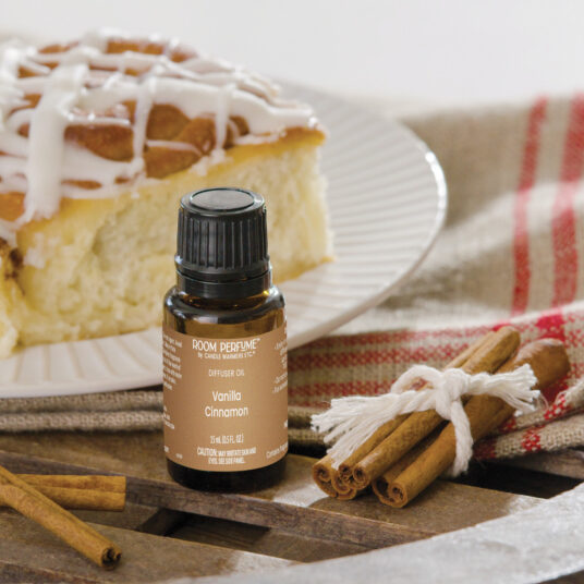 VANILLA CINNAMON FRAGRANCE: Pure vanilla bean, sweet cinnamon, and a touch of sugar. TOP NOTE: Buttery Caramel MID NOTE: Cinnamon Sugar BASE NOTE: Vanilla Cake