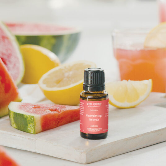 WATERMELON SUGAR LEMONADE FRAGRANCE: Tart lemonade infused with juicy watermelon and fresh spearmint. TOP NOTES: Citrus, Lemon, Grapefruit MID NOTES: Pomelo, Melon, Fruit BASE NOTES: Melon, Mint, Herbal