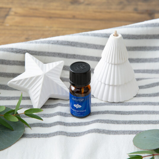 Add festive cheer to your home with our Tinsel and Twinkle Diffuser Set! Featuring porcelain Christmas tree and star ornament diffusers, plus a 10mL bottle of peppermint essential oil, it’s the perfect way to decorate and refresh your space with holiday spirit.