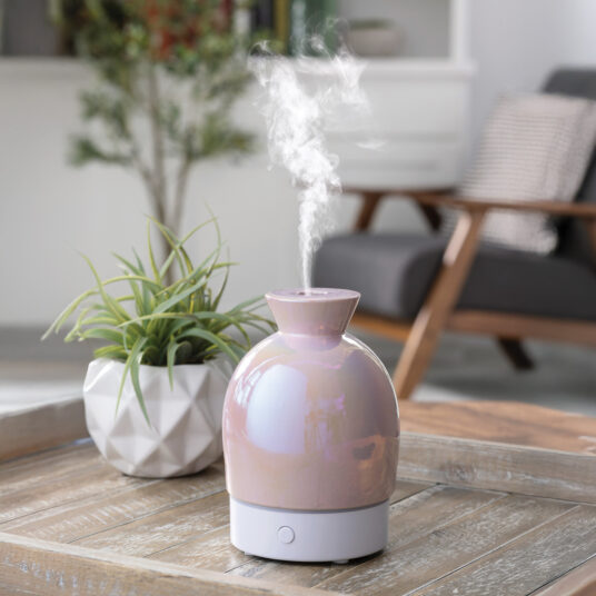 Brighten your decor with the playful, iridescent pink Bubble Vase USB diffuser. Enjoy hours of whisper-quiet mist from this stylish 100ml ultrasonic diffuser- a charming accent that fills small spaces with gentle fragrance.